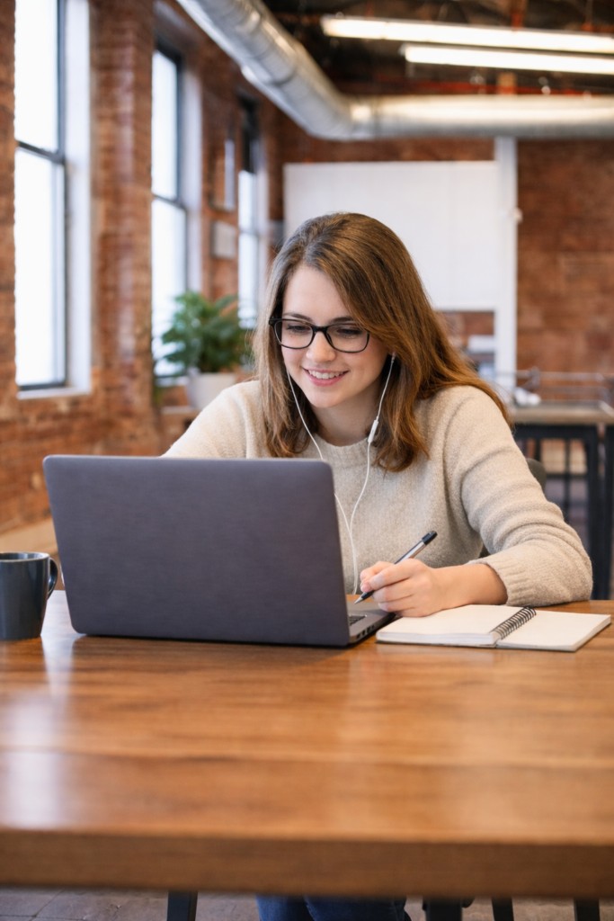 Osoba rozwiązująca darmowy test predyspozycji